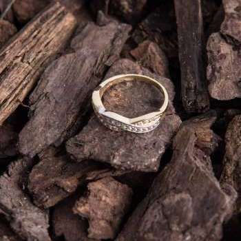 Anello in oro con zirconi